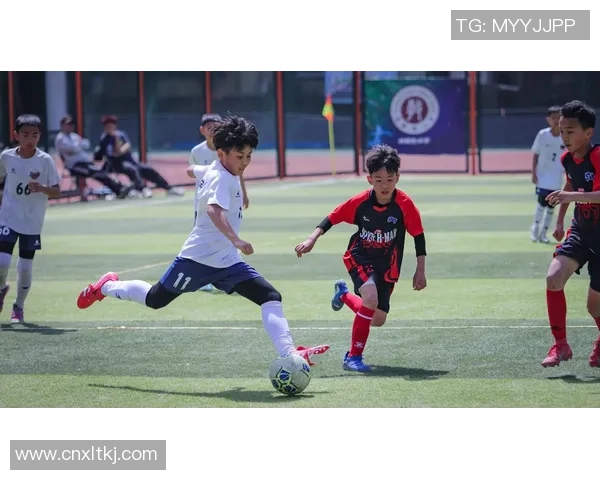 足球巨星同场竞技聊未来发展与球场内外的精彩瞬间