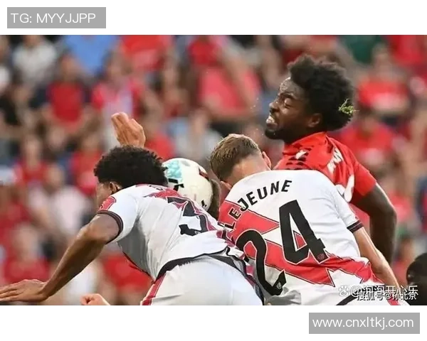 足球球星挑战唱歌才华却频频翻车音准成难题观众反响两极